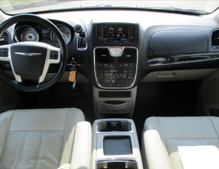 Chrysler Town & Country 15