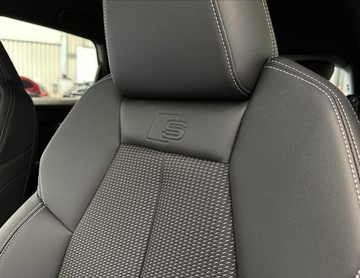 Audi Q4 23
