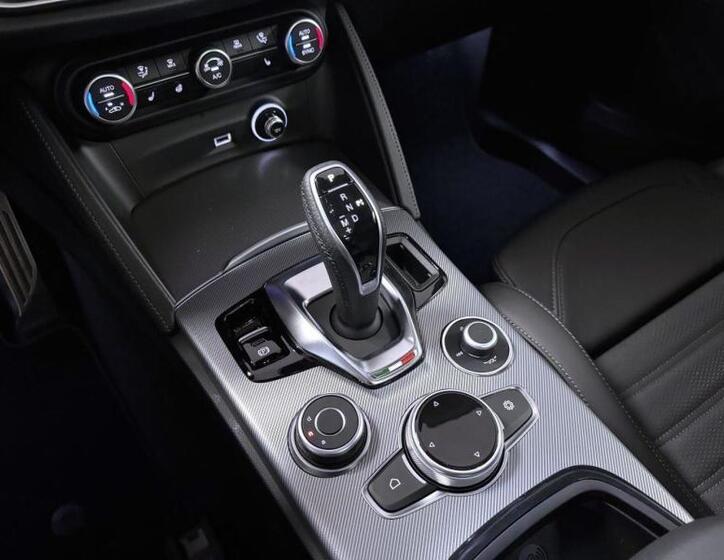 Alfa Romeo Stelvio 16