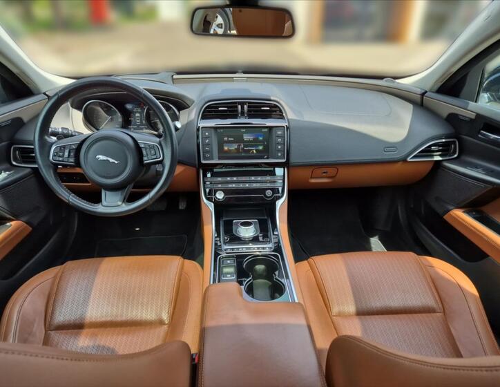 Jaguar XE 10
