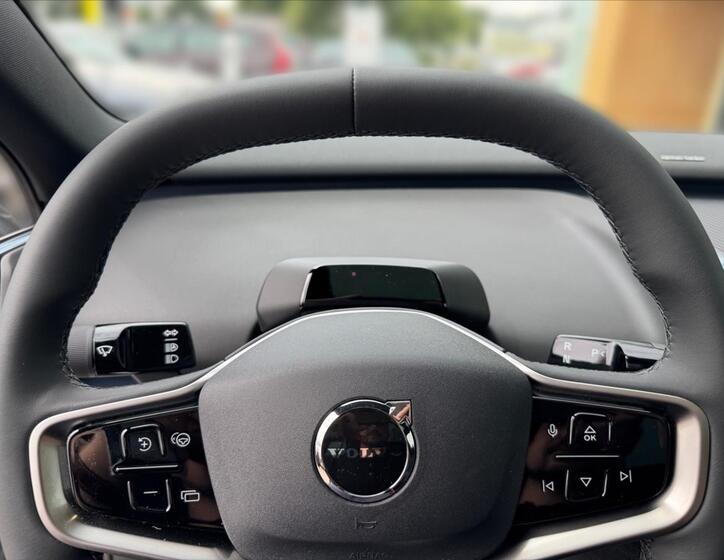 Volvo EX30 8