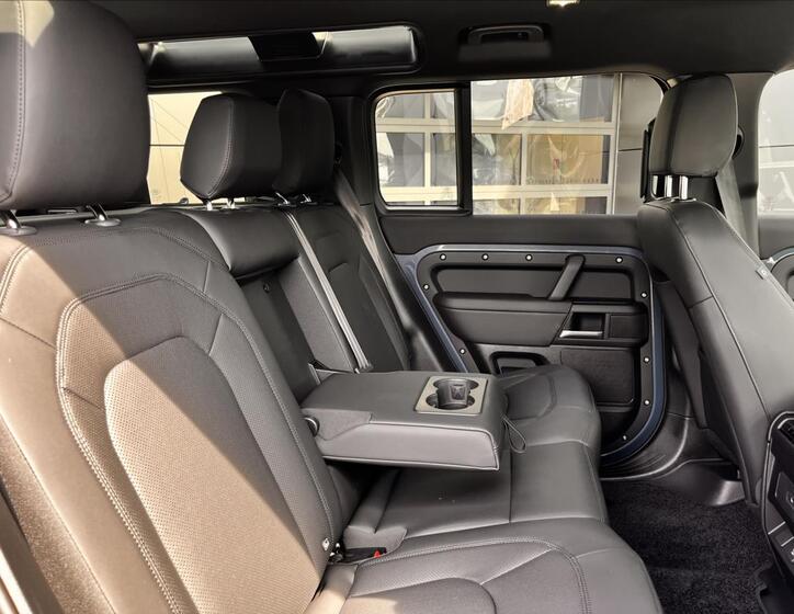 Land Rover Defender 23