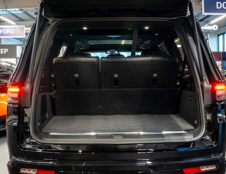 Jeep Grand Wagoneer 5