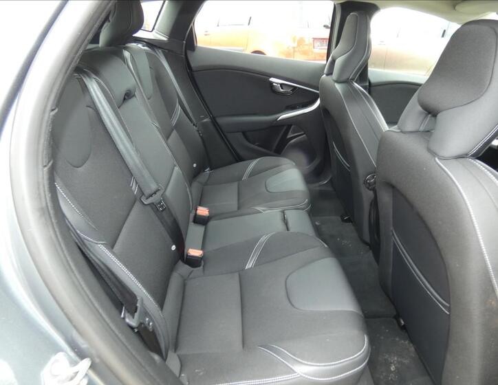 Volvo V40 11