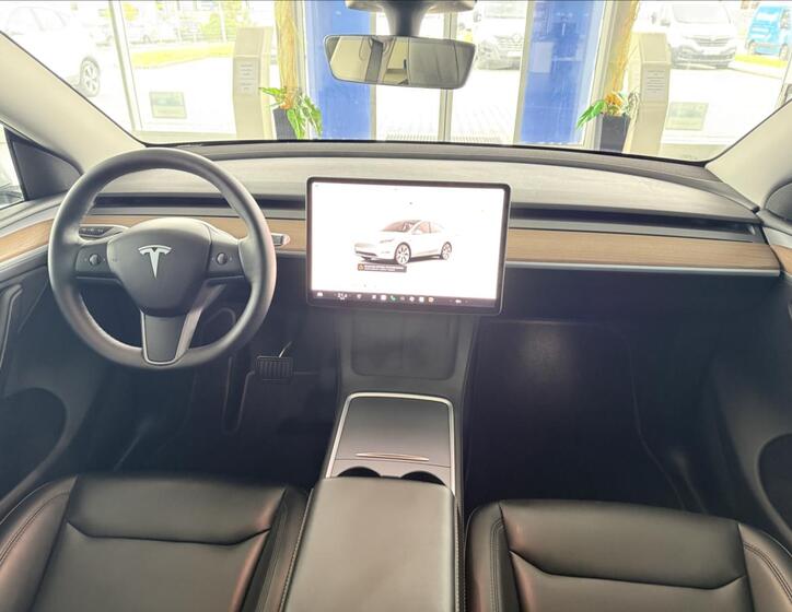 Tesla Model Y 8