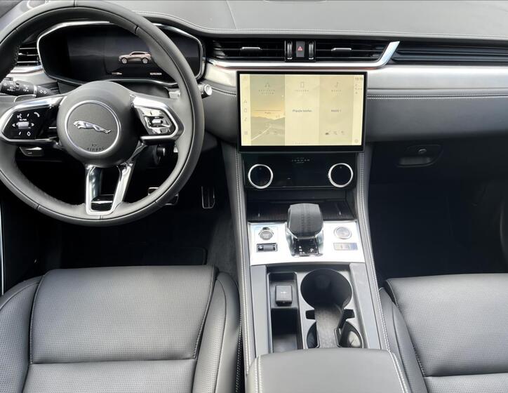 Jaguar F-Pace 12