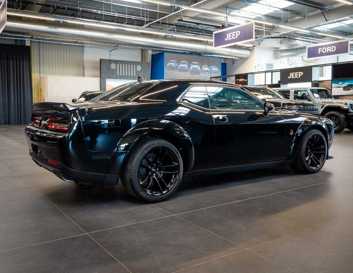 Dodge Challenger 8