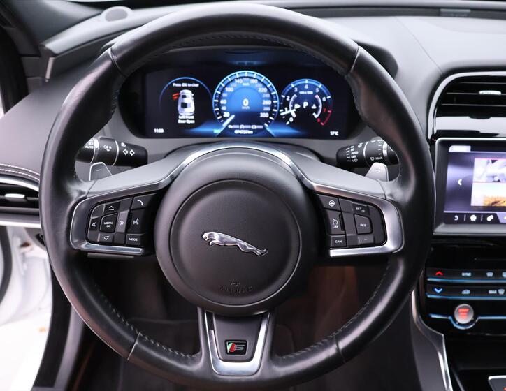 Jaguar XE 22