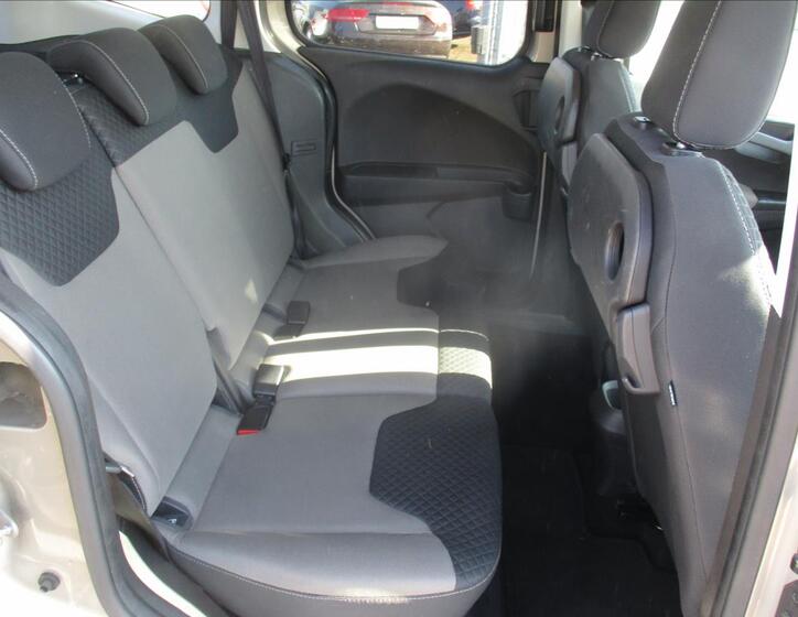 Ford Tourneo Courier 11
