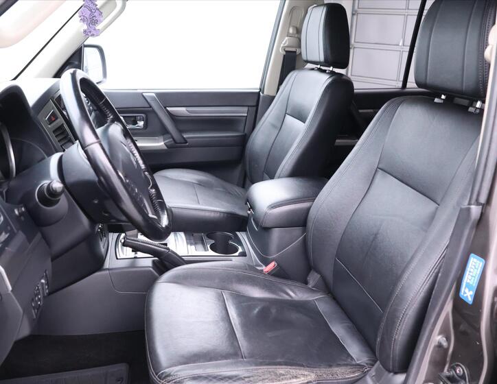 Mitsubishi Pajero 11