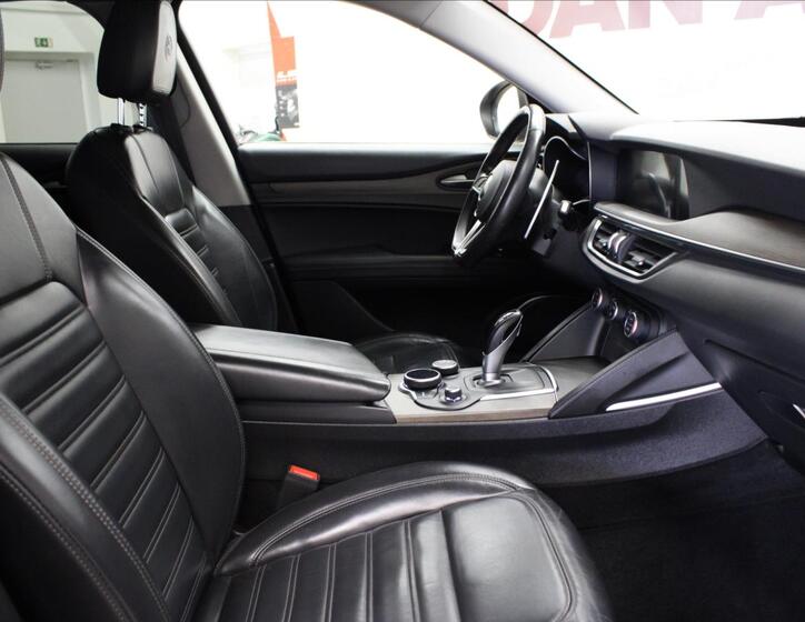 Alfa Romeo Stelvio 12