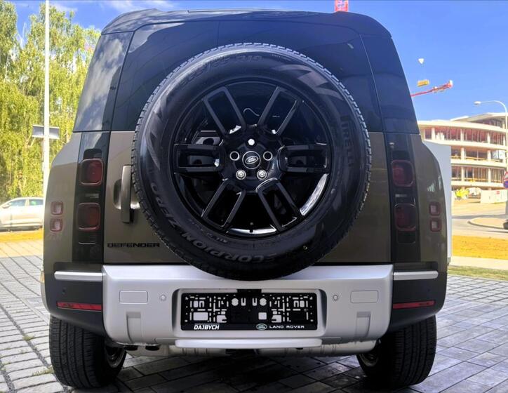 Land Rover Defender 4