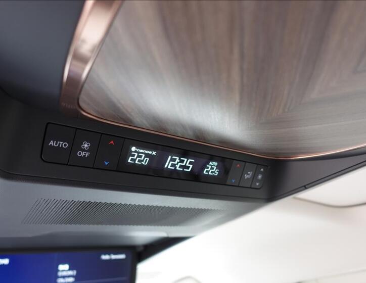 Lexus LM 350h 42