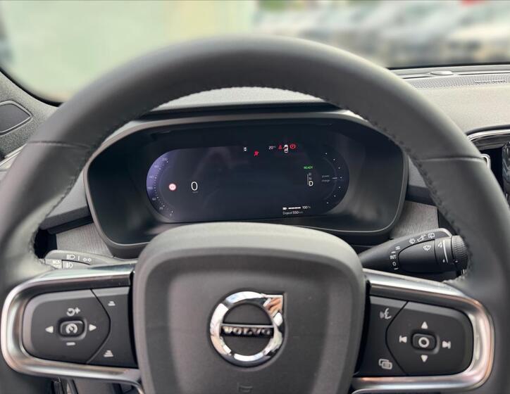 Volvo EX40 8