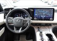 Lexus LM 350h 9