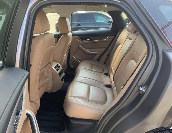 Jaguar F-Pace 9