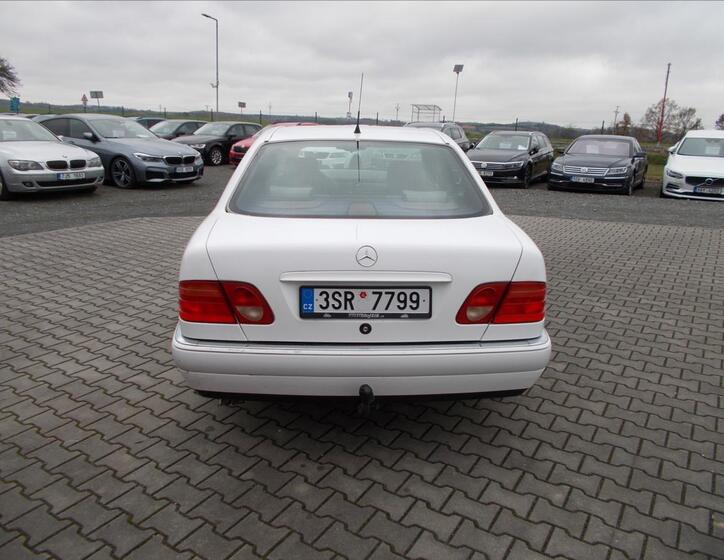 Mercedes-Benz Třídy E 9