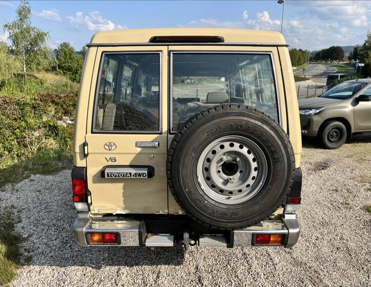Toyota Land Cruiser 6