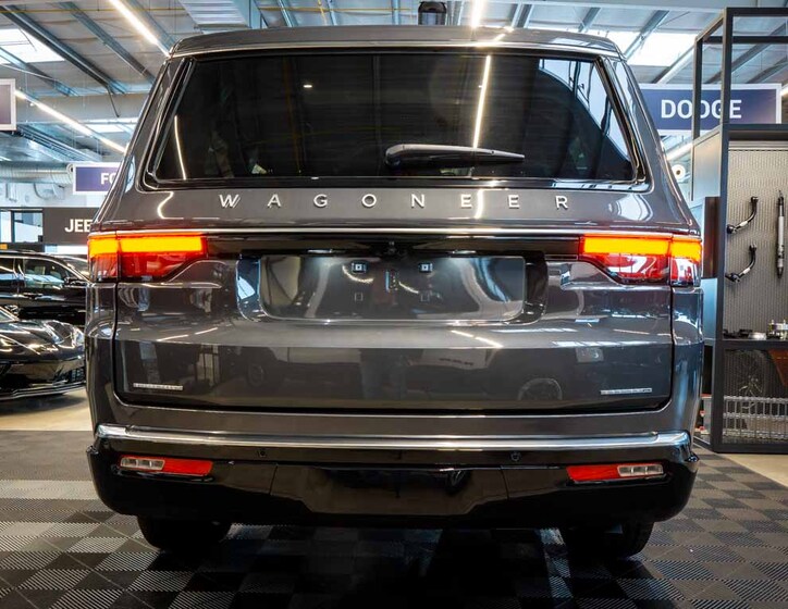 Jeep Wagoneer 5