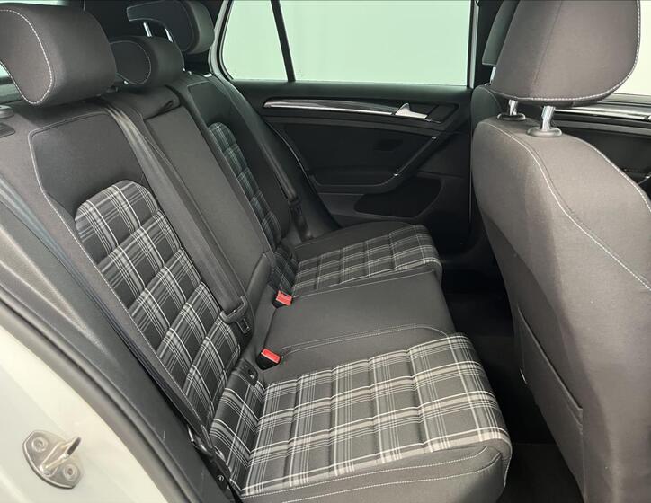 Volkswagen Golf 24