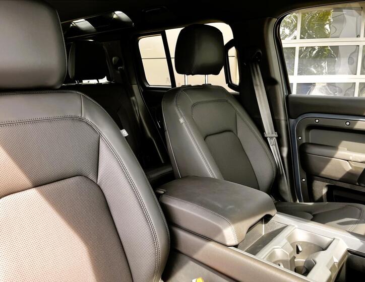 Land Rover Defender 25