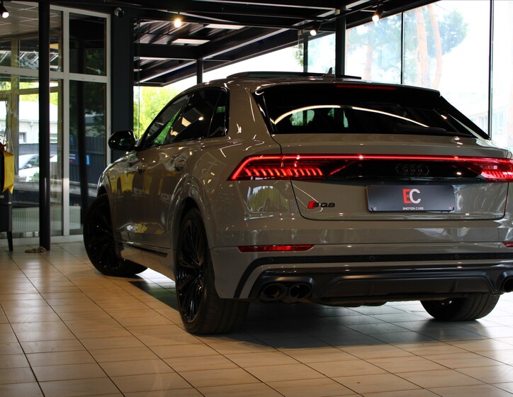 Audi SQ8 32