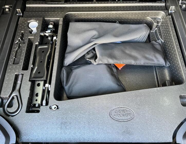Land Rover Defender 26