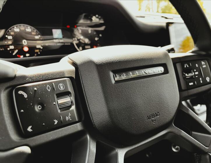 Land Rover Defender 10