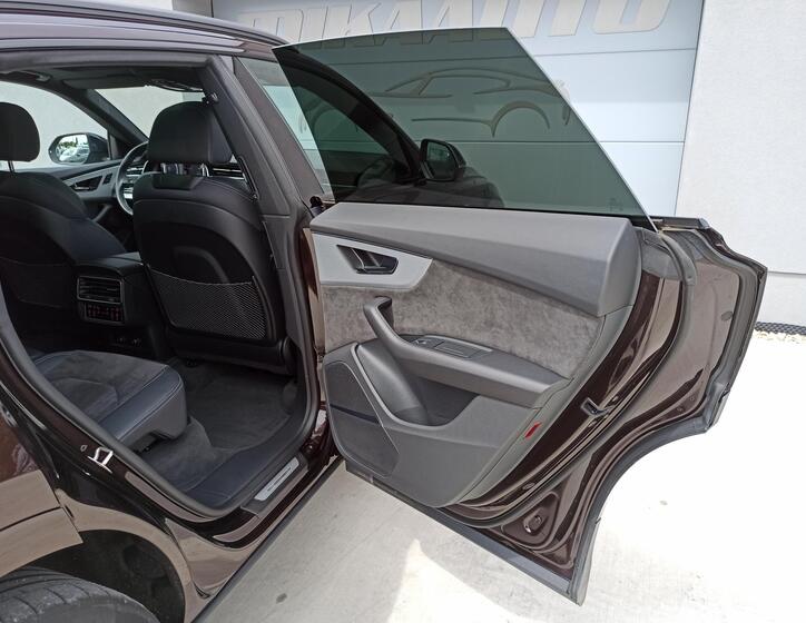 Audi Q8 26