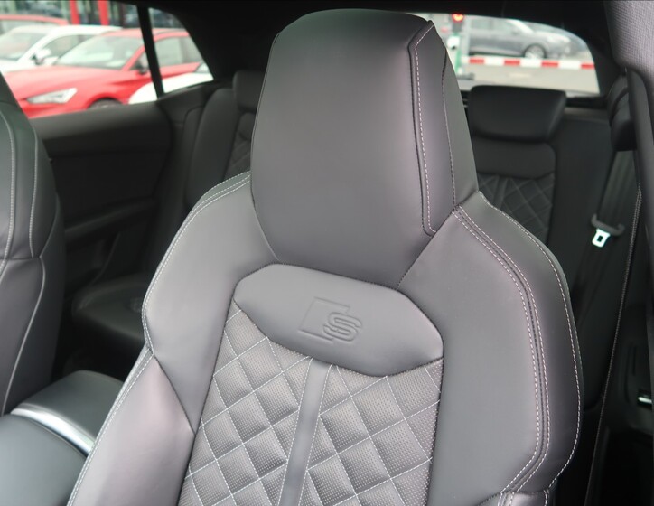 Audi Q8 29