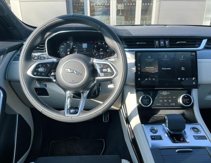 Jaguar F-Pace 9