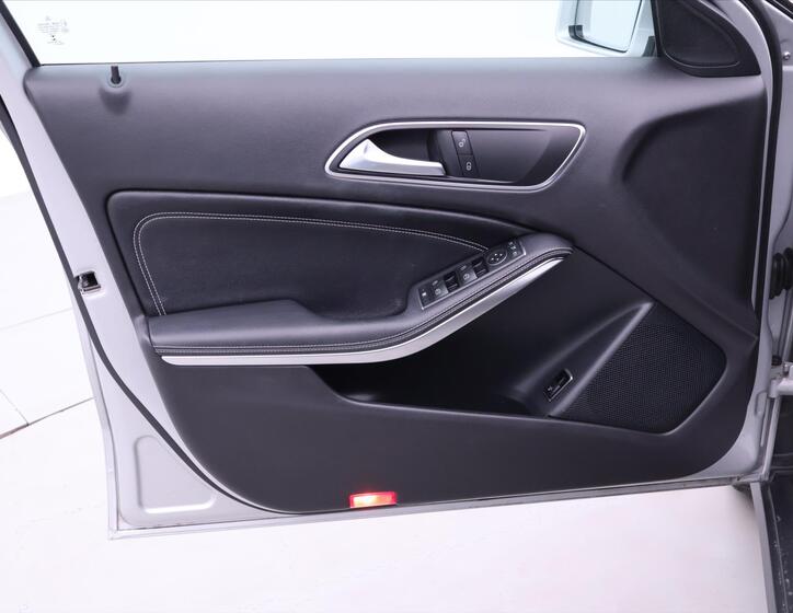 Mercedes-Benz GLA 12