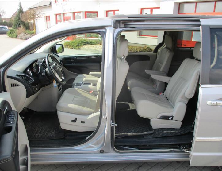 Chrysler Town & Country 7