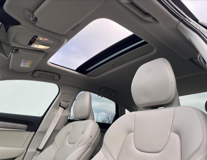 Volvo S90 26