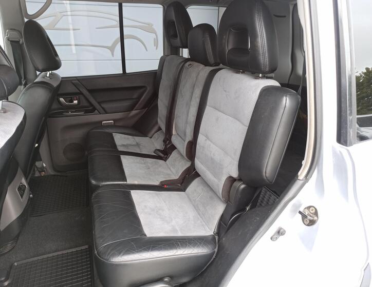 Mitsubishi Pajero 9