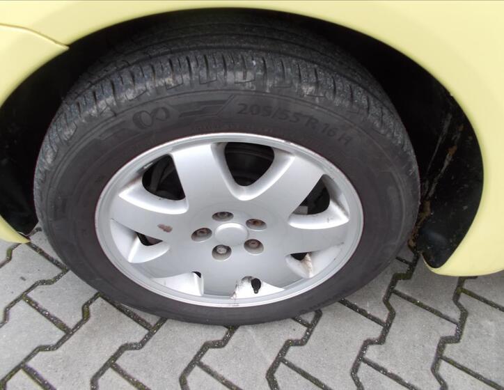 Volkswagen New Beetle 5