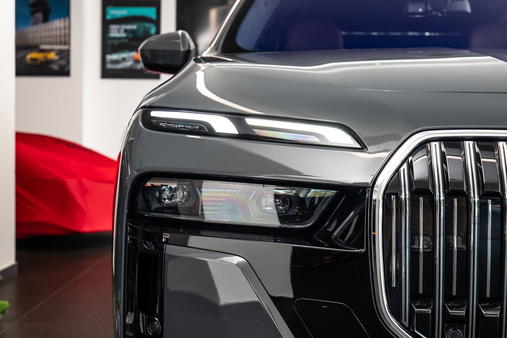 BMW i7