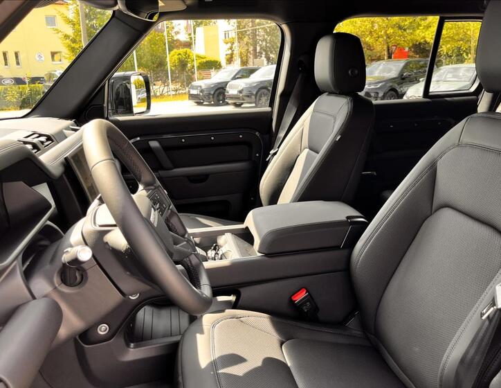 Land Rover Defender 7