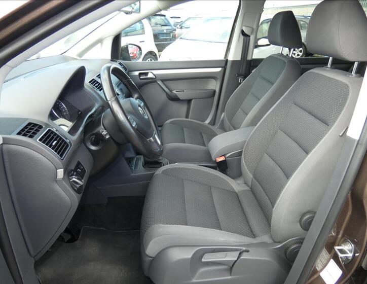Volkswagen Touran 8
