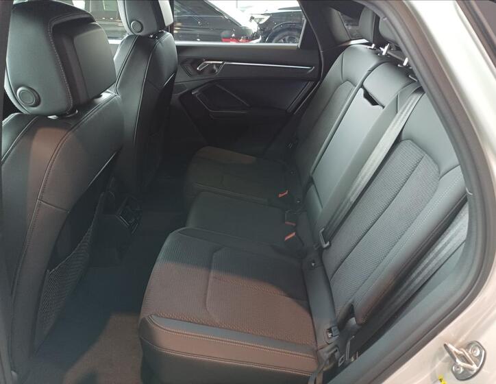 Audi Q3 10