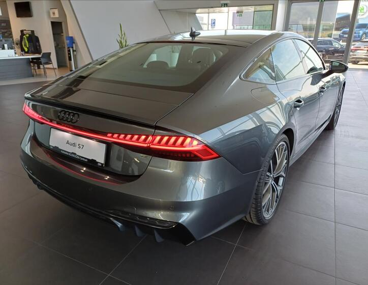 Audi S7 5