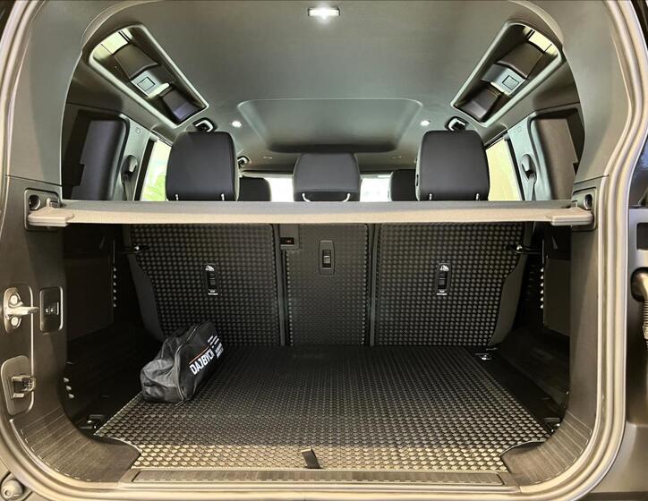 Land Rover Defender 7
