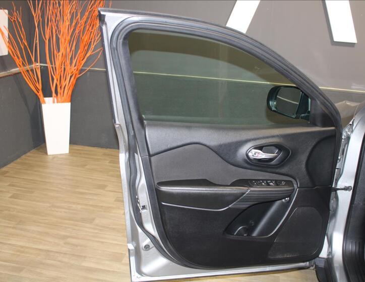 Jeep Cherokee 11