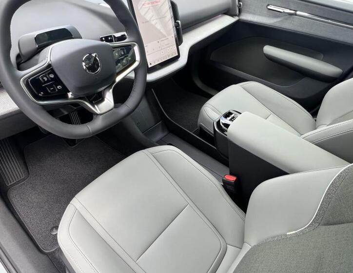 Volvo EX30 8