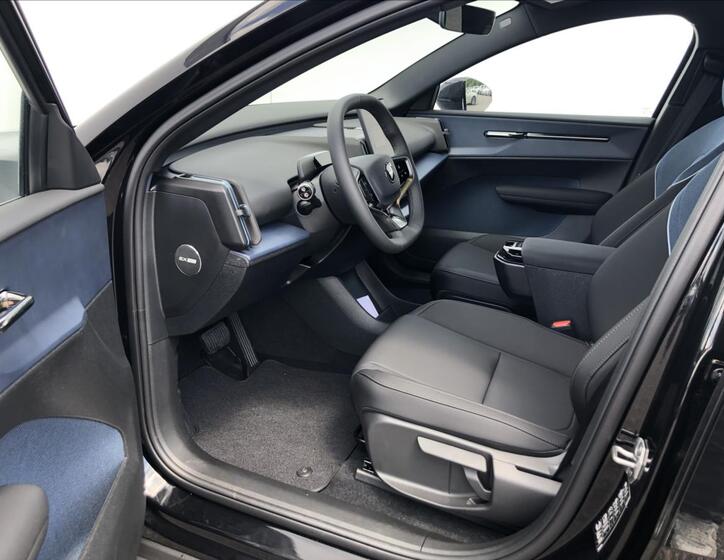 Volvo EX30 5