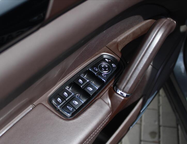 Porsche Cayenne 26