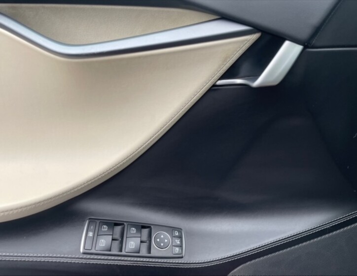 Tesla Model S 11