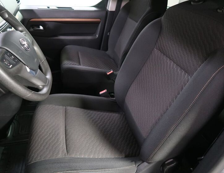 Toyota ProAce 9