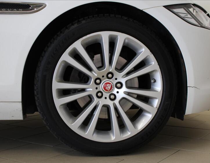 Jaguar XF 33
