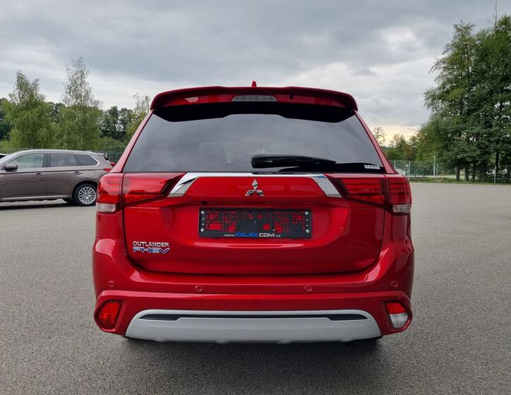 Mitsubishi Outlander 4